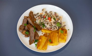 Geleneksel tropikal Brezilya yemeği, güneşte kurutulmuş yeşil fasulye, kasava, biquinho biberi. Yaratıcı kırsal fotoğrafçılık
