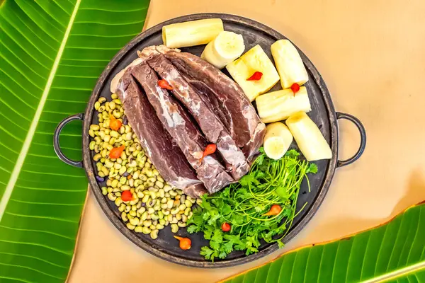 Geleneksel tropikal Brezilya yemeği, güneşte kurutulmuş yeşil fasulye, kasava, biquinho biberi. Yaratıcı kırsal fotoğrafçılık