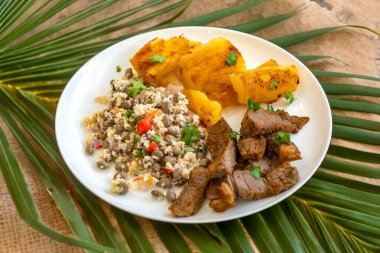 Geleneksel tropikal Brezilya yemeği, güneşte kurutulmuş yeşil fasulye, kasava, biquinho biberi. Yaratıcı kırsal fotoğrafçılık