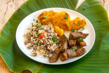 Geleneksel tropikal Brezilya yemeği, güneşte kurutulmuş yeşil fasulye, kasava, biquinho biberi. Yaratıcı kırsal fotoğrafçılık