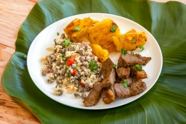 Geleneksel tropikal Brezilya yemeği, güneşte kurutulmuş yeşil fasulye, kasava, biquinho biberi. Yaratıcı kırsal fotoğrafçılık