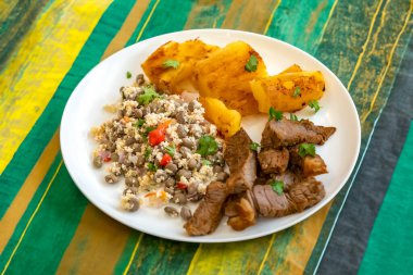 Geleneksel tropikal Brezilya yemeği, güneşte kurutulmuş yeşil fasulye, kasava, biquinho biberi. Yaratıcı kırsal fotoğrafçılık