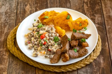 Geleneksel tropikal Brezilya yemeği, güneşte kurutulmuş yeşil fasulye, kasava, biquinho biberi. Yaratıcı kırsal fotoğrafçılık