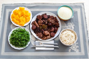 Geleneksel Brezilyalı Feijoada üst görünümü