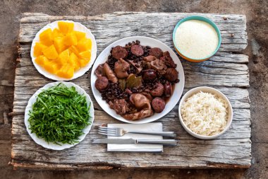 Geleneksel Brezilyalı Feijoada üst görünümü