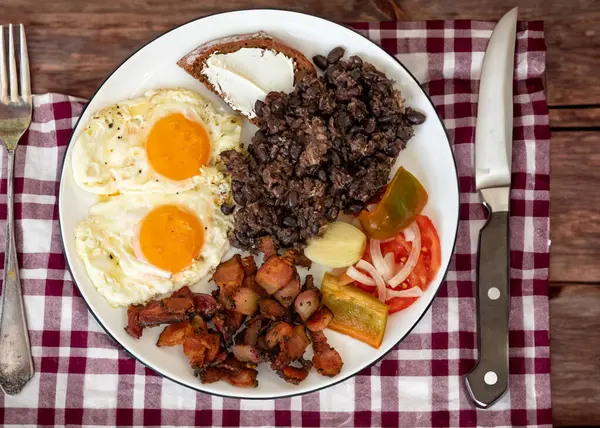 Geleneksel Brezilya yemeği, siyah fasulye güveci, pastırma, yumurta, salata, turşu. Gerçek köy yemekleri.