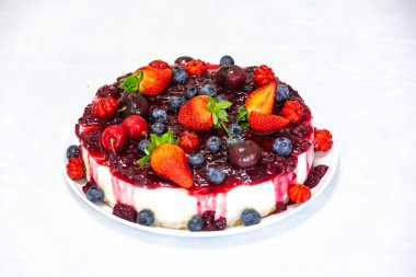 Yaratıcı ve lüks dekorasyonlu geleneksel kırmızı meyveli kek.