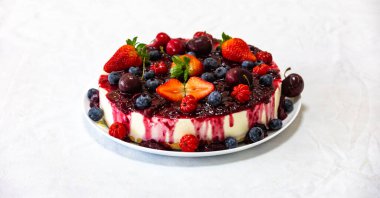 Yaratıcı ve lüks dekorasyonlu geleneksel kırmızı meyveli kek.