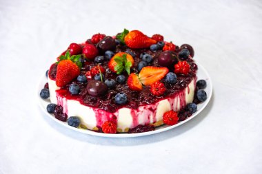 Yaratıcı ve lüks dekorasyonlu geleneksel kırmızı meyveli kek.