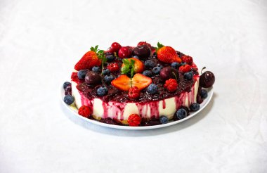 Yaratıcı ve lüks dekorasyonlu geleneksel kırmızı meyveli kek.