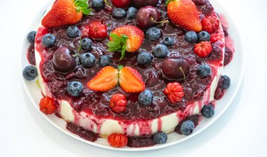 Yaratıcı ve lüks dekorasyonlu geleneksel kırmızı meyveli kek.