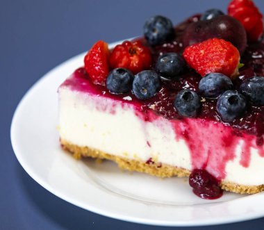 Yaratıcı ve lüks dekorasyonlu geleneksel kırmızı meyveli kek.