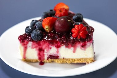 Yaratıcı ve lüks dekorasyonlu geleneksel kırmızı meyveli kek.