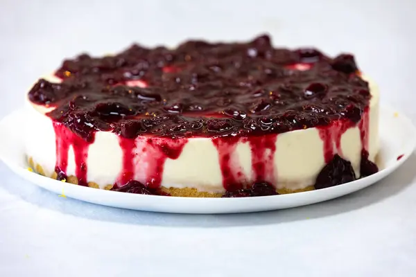 Yaratıcı ve lüks dekorasyonlu geleneksel kırmızı meyveli kek.