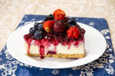 Yaratıcı ve lüks dekorasyonlu geleneksel kırmızı meyveli kek.