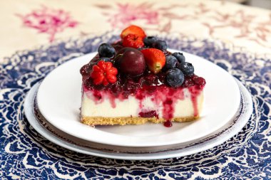 Yaratıcı ve lüks dekorasyonlu geleneksel kırmızı meyveli kek.