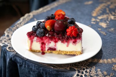 Yaratıcı ve lüks dekorasyonlu geleneksel kırmızı meyveli kek.