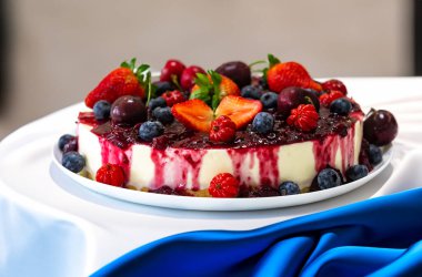 Geleneksel Noel kırmızı meyveli kek. Yaratıcı ve lüks dekorasyonlu.