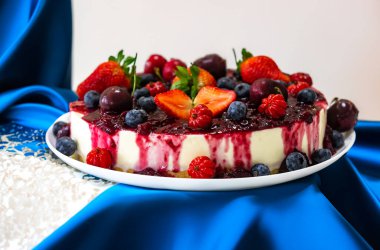 Geleneksel Noel kırmızı meyveli kek. Yaratıcı ve lüks dekorasyonlu.