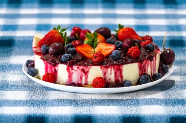 Geleneksel Noel kırmızı meyveli kek. Yaratıcı ve lüks dekorasyonlu.