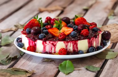 Geleneksel Noel kırmızı meyveli kek. Yaratıcı ve lüks dekorasyonlu.