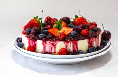 Geleneksel Noel kırmızı meyveli kek. Yaratıcı ve lüks dekorasyonlu.