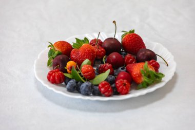 Çeşit çeşit kırmızı meyve, çilek, yabanmersini, pitanga, kiraz