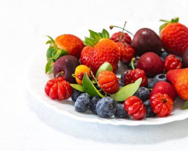 Çeşit çeşit kırmızı meyve, çilek, yabanmersini, pitanga, kiraz