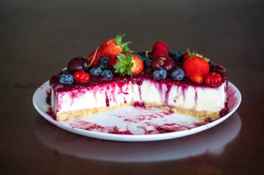 Geleneksel Noel kırmızı meyveli kek. Yaratıcı ve lüks dekorasyonlu.