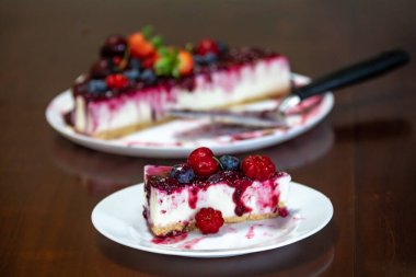 Geleneksel Noel kırmızı meyveli kek. Yaratıcı ve lüks dekorasyonlu.