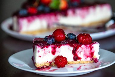 Geleneksel Noel kırmızı meyveli kek. Yaratıcı ve lüks dekorasyonlu.