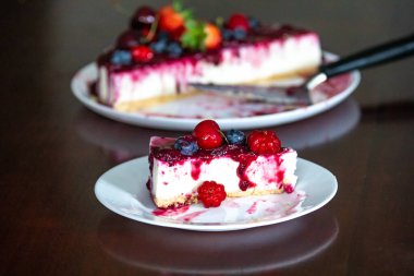 Geleneksel Noel kırmızı meyveli kek. Yaratıcı ve lüks dekorasyonlu.