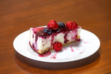 Geleneksel Noel kırmızı meyveli kek. Yaratıcı ve lüks dekorasyonlu.