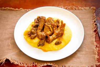 Geleneksel ve kırsal Brezilya yemeği, polentalı tavuk. Gerçek yemek.