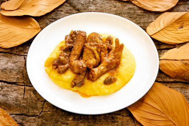 Geleneksel ve kırsal Brezilya yemeği, polentalı tavuk. Gerçek yemek.