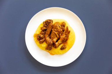 Geleneksel ve kırsal Brezilya yemeği, polentalı tavuk. Gerçek yemek.