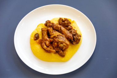 Geleneksel ve kırsal Brezilya yemeği, polentalı tavuk. Gerçek yemek.