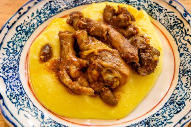 Kırsal Brezilya yemeği, polentalı serbest tavuk. Gerçek yemek.