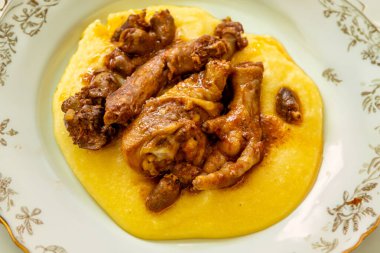 Kırsal Brezilya yemeği, polentalı serbest tavuk. Gerçek yemek.