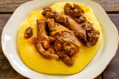 Kırsal Brezilya yemeği, polentalı serbest tavuk. Gerçek yemek.