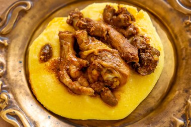 Kırsal Brezilya yemeği, polentalı serbest tavuk. Gerçek yemek.