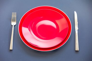 Üstünde metal çatal bıçak olan boş bir tabaka görünümü