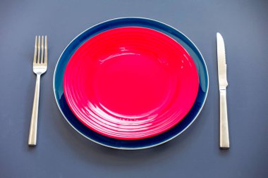 Üstünde metal çatal bıçak olan boş bir tabaka görünümü