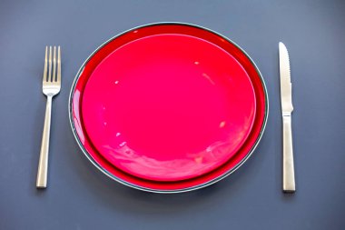 Üstünde metal çatal bıçak olan boş bir tabaka görünümü