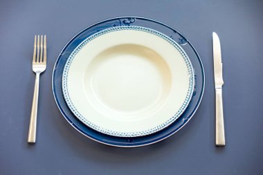 Üstünde metal çatal bıçak olan boş bir tabaka görünümü