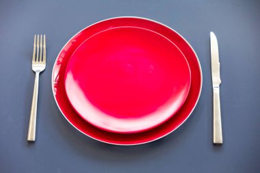 Üstünde metal çatal bıçak olan boş bir tabaka görünümü