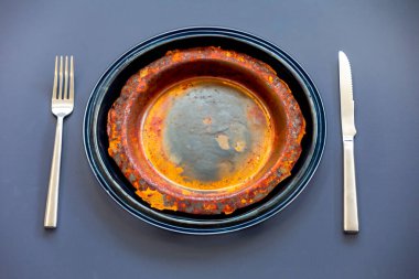 Üstünde metal çatal bıçak olan boş bir tabaka görünümü