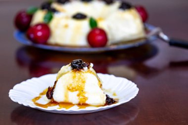 Manjar branco, manjar de coco ve manjar dos deuses olarak bilinen geleneksel Brezilya hindistan cevizli turta tatlısı. Erik şurubuyla servis edilir..