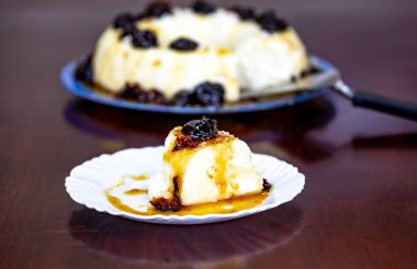 Manjar branco, manjar de coco ve manjar dos deuses olarak bilinen geleneksel Brezilya hindistan cevizli turta tatlısı. Erik şurubuyla servis edilir..