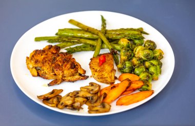 Gerçek, güçlü, sağlıklı, besleyici yiyecek, ızgara tavuk, pimenta biquinho, kuşkonmaz, mantar, Brüksel lahanası ve havuç..